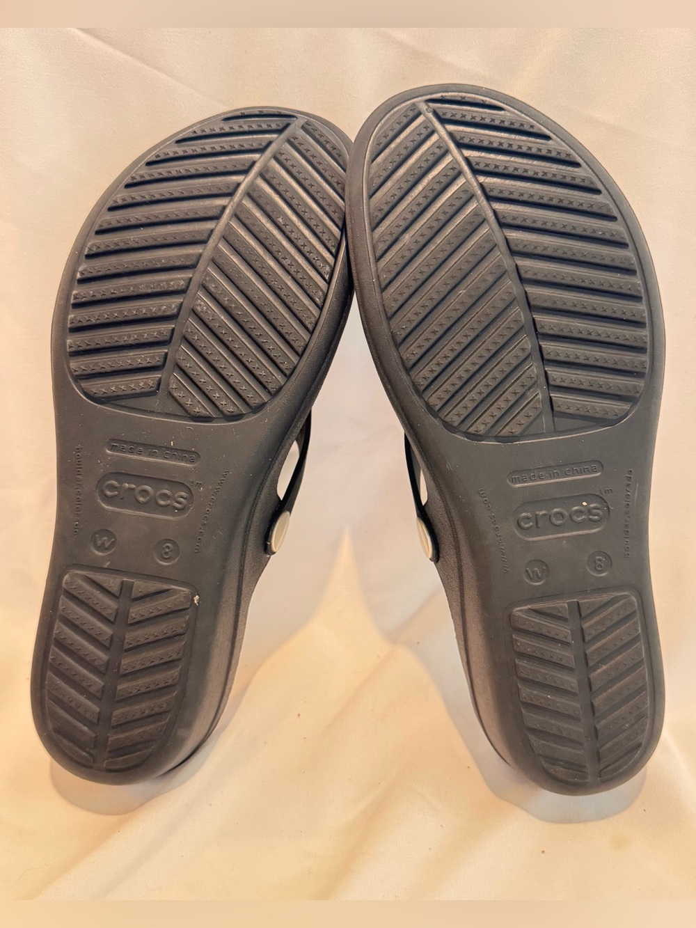 Crocs Sanrah Beveled Circle Wedge Flip Sandal Womens Size 8 Black Silver EUC - Picture 5 of 6